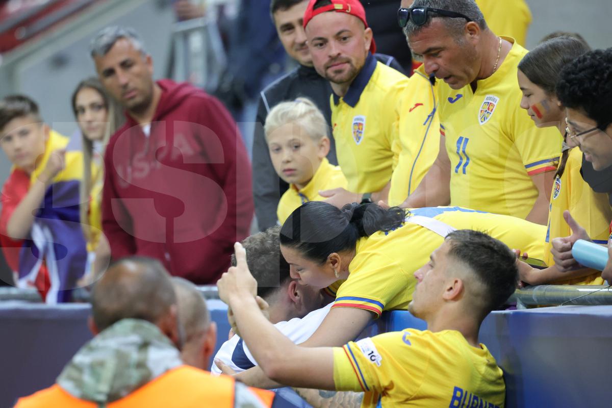Jucătorii României U21, consolați de mame și iubite după înfrângerea cu Italia