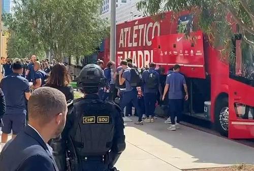 Momentul în care delegația lui Atletico Madrid a ajuns la hotel // foto: X