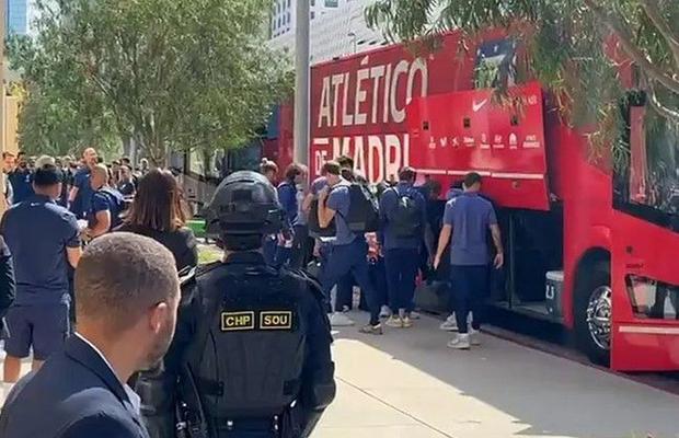 Atletico Madrid, la câțiva metri de protestele violente împotriva lui Donald Trump, în Los Angeles » Clădire atacată cu pietre