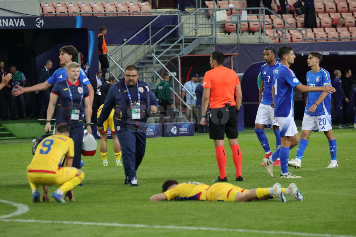 Jucătorii României U21, consolați de mame și iubite după înfrângerea cu Italia