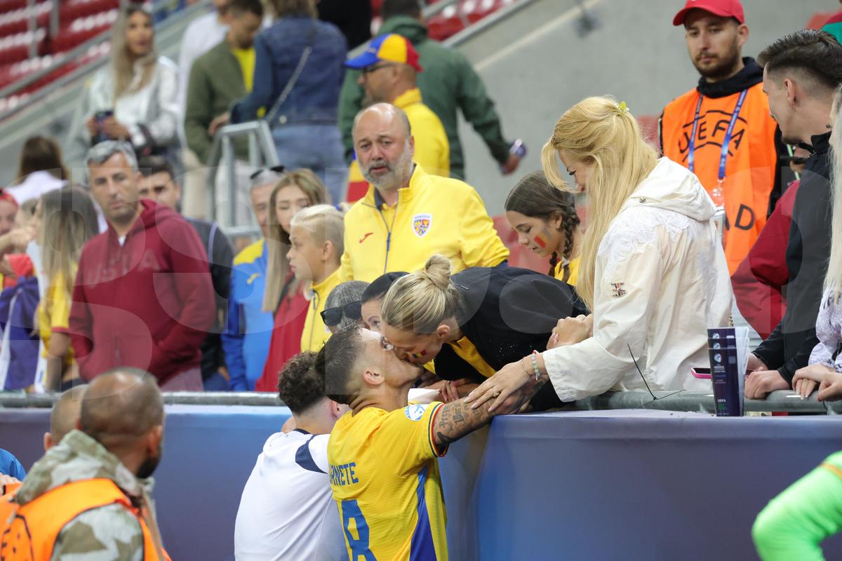 Jucătorii României U21, consolați de mame și iubite după înfrângerea cu Italia