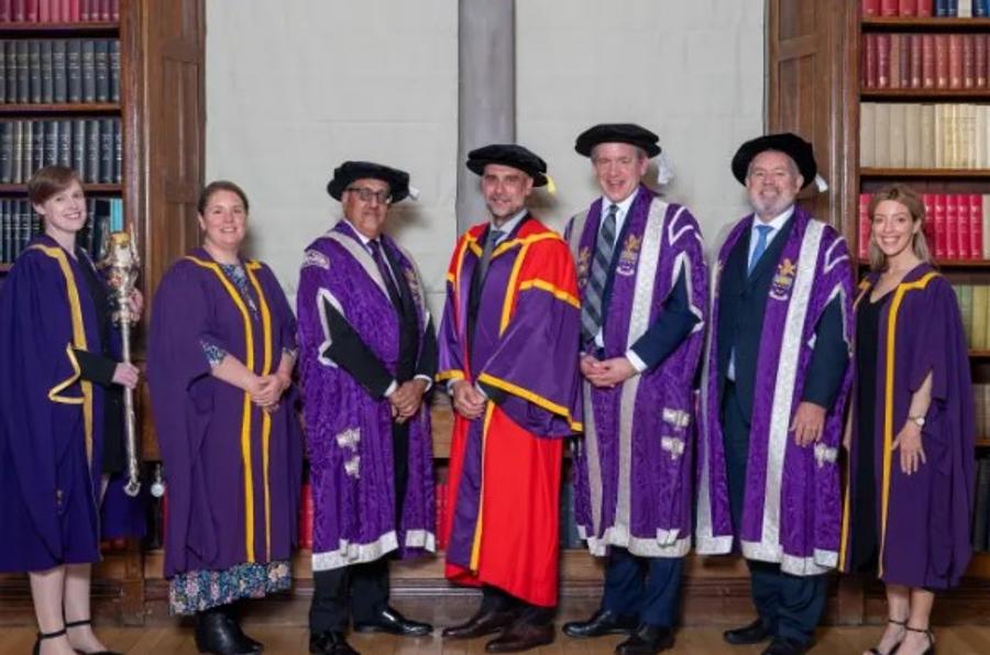 Pep Guardiola, onorat cu titlul de doctor honoris causa de Universitatea din Manchester Încă o recunoaștere pentru Pep Guardiola » „Mă simt incredibil. Este cea mai mare onoare la Manchester!”