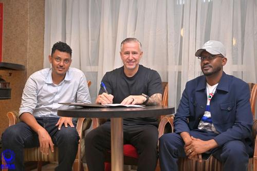 Laurențiu Reghecampf a semnat prelungirea cu Al-Hilal Omdurman/ FOTO Facebook @AL Hilal SC