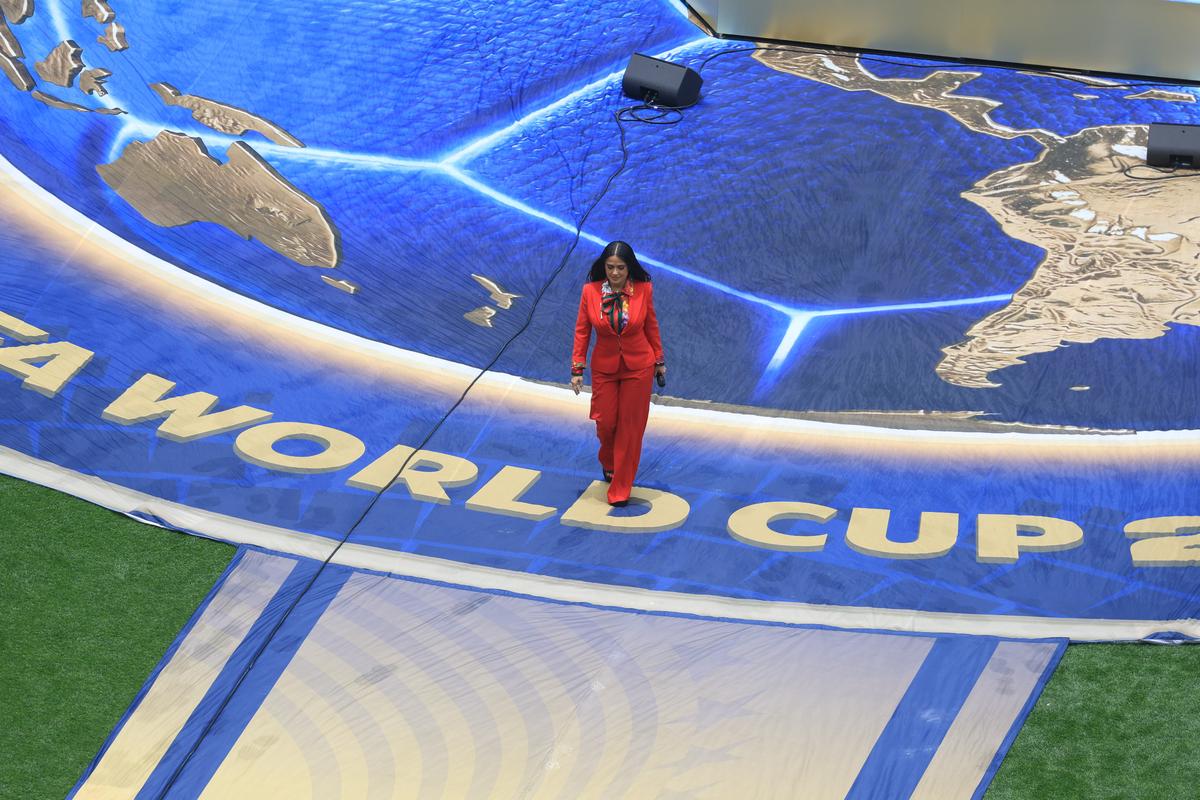 Salma Hayek, Andrea Bocelli și EJAE, înaintea startului Campionatului Mondial
