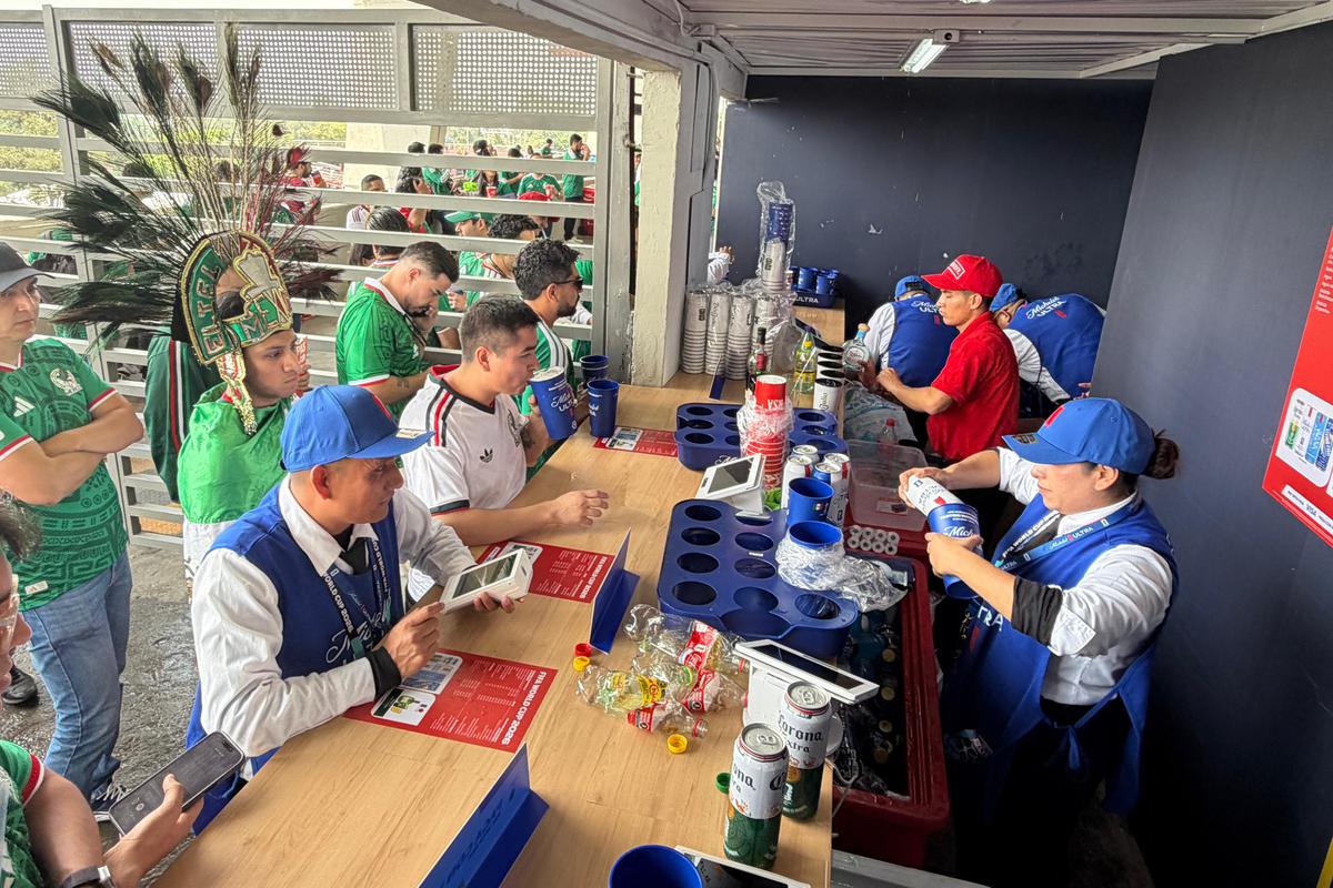 42 de lei o apă minerală, berea e lux » Prețuri care te sperie la Mexic - Africa de Sud, primul meci al Mondialului