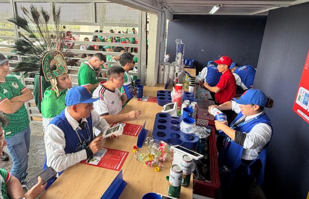 42 de lei o apă minerală, berea e lux » Prețuri care te sperie la Mexic - Africa de Sud, primul meci al Mondialului