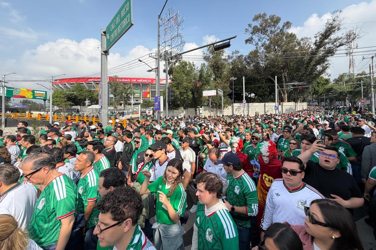 Au transformat Mondialul într-o fiesta mexicană » Spectacol extraordinar în deschidere: 80.000 de oameni la stadion de la 8 dimineața!