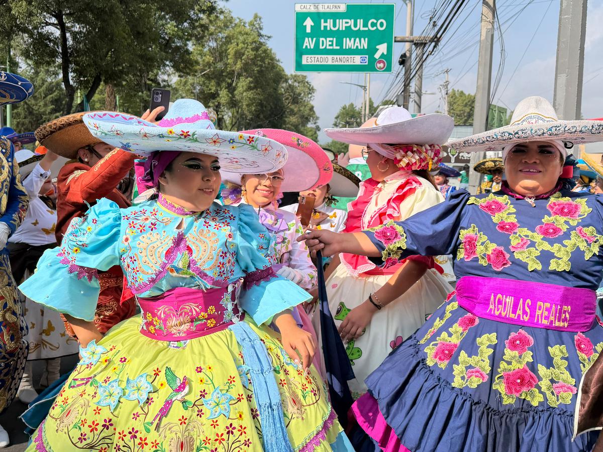 Au transformat Mondialul într-o fiesta mexicană » Spectacol extraordinar în deschidere: 80.000 de oameni la stadion de la 8 dimineața!
