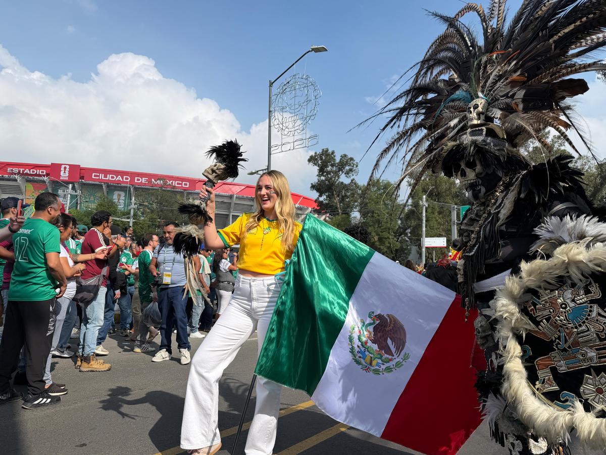 Au transformat Mondialul într-o fiesta mexicană » Spectacol extraordinar în deschidere: 80.000 de oameni la stadion de la 8 dimineața!