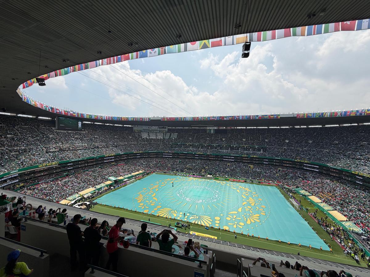 Au transformat Mondialul într-o fiesta mexicană » Spectacol extraordinar în deschidere: 80.000 de oameni la stadion de la 8 dimineața!