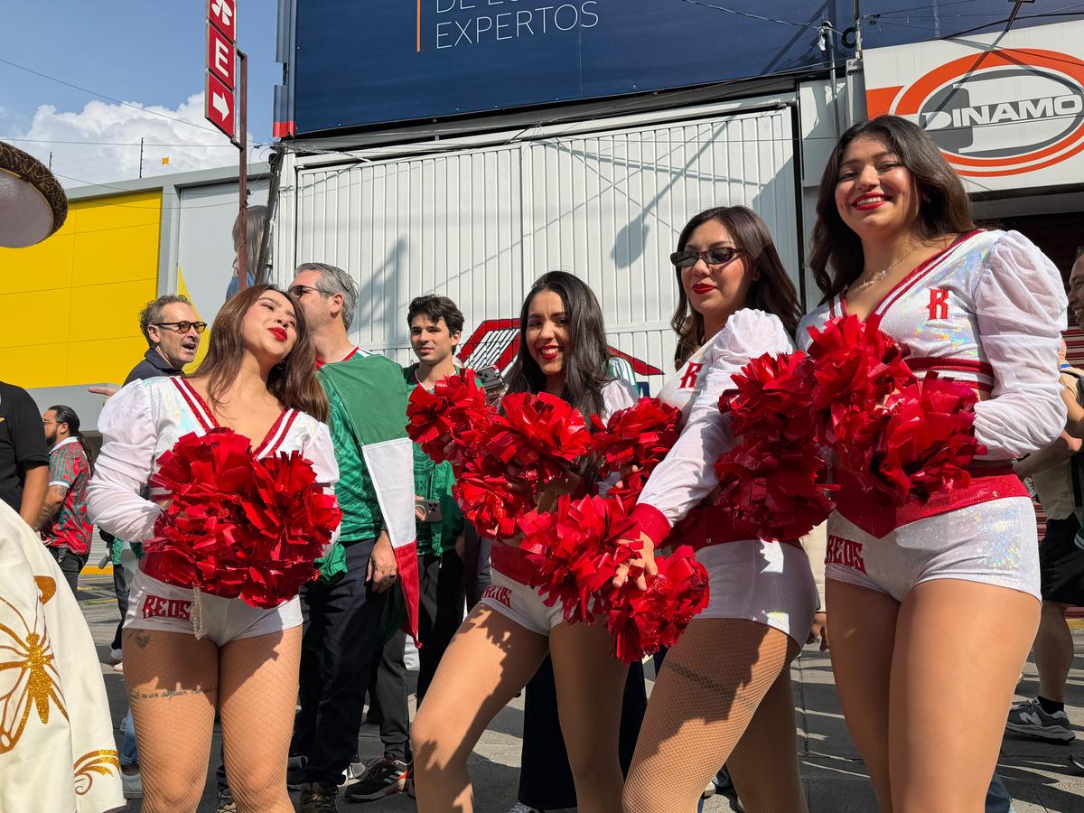 Au transformat Mondialul într-o fiesta mexicană » Spectacol extraordinar în deschidere: 80.000 de oameni la stadion de la 8 dimineața!