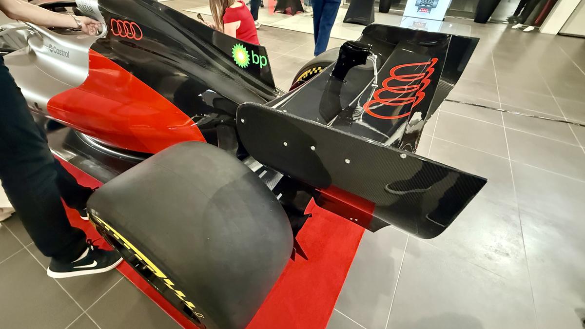 Monopostul Audi R26 de Formula 1 a fost adus la București » Unde poate fi văzută mașina constructorului german