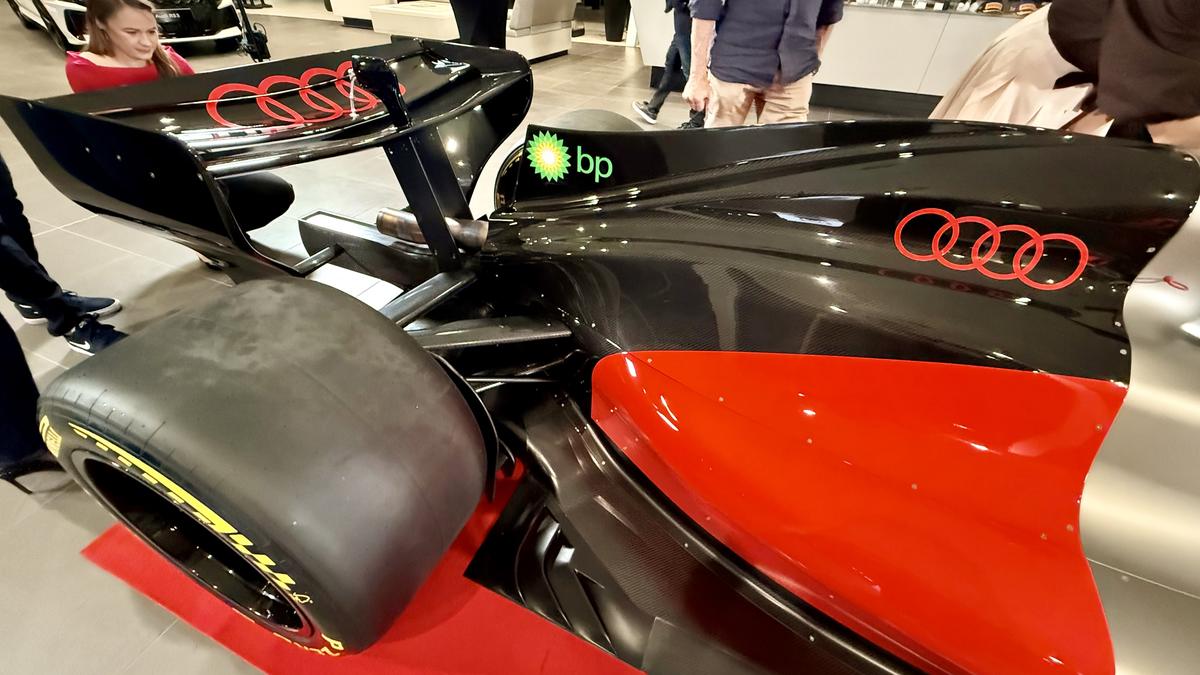 Monopostul Audi R26 de Formula 1 a fost adus la București » Unde poate fi văzută mașina constructorului german