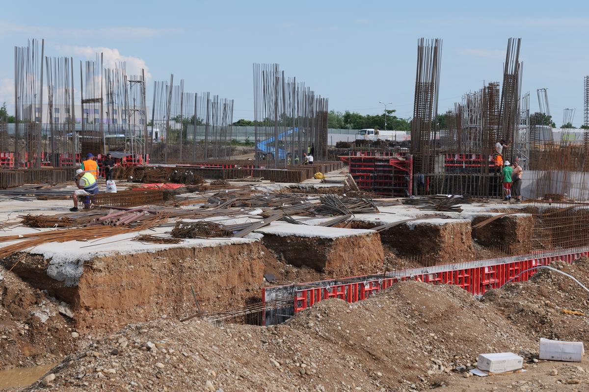 Se construiește stadionul viitorului în România » Va funcționa exclusiv cu energie regenerabilă: GSP a vizitat șantierul unde se muncește la 30 de grade!
