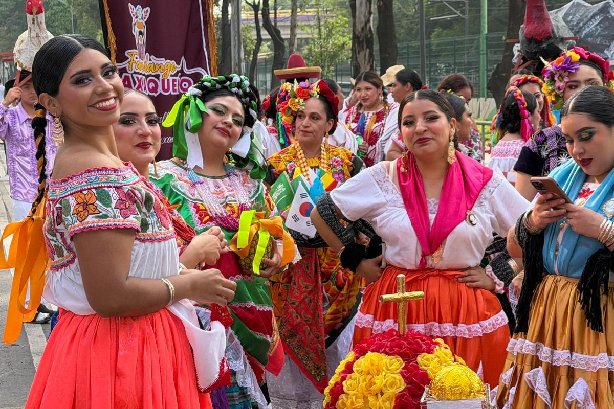 Au transformat Mondialul într-o fiesta mexicană » Spectacol extraordinar în deschidere: 80.000 de oameni la stadion de la 8 dimineața!
