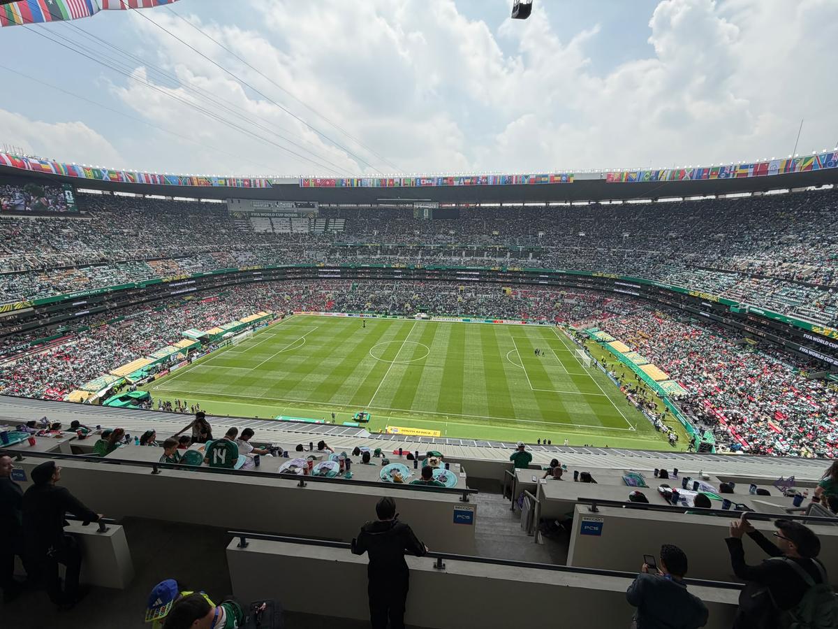 Au transformat Mondialul într-o fiesta mexicană » Spectacol extraordinar în deschidere: 80.000 de oameni la stadion de la 8 dimineața!