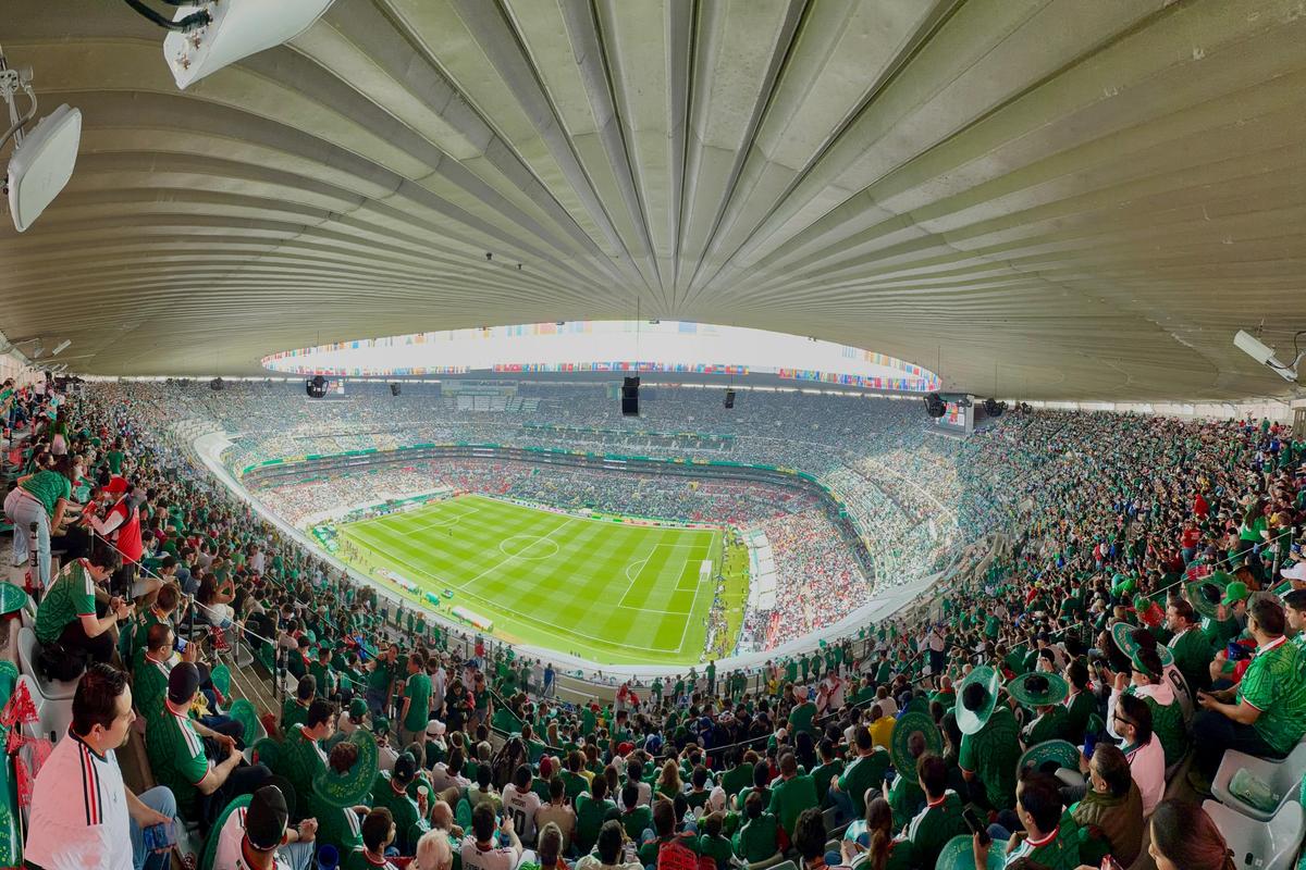 Au transformat Mondialul într-o fiesta mexicană » Spectacol extraordinar în deschidere: 80.000 de oameni la stadion de la 8 dimineața!