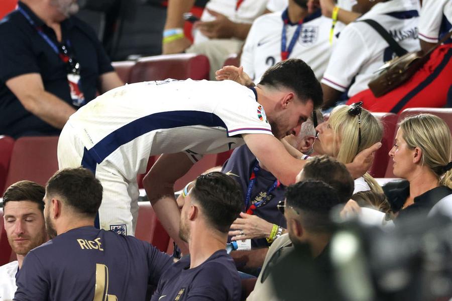 Declan Rice, certat de mama sa înaintea Mondialului // foto: getty images Starul Angliei se revoltă: „Este ceva obscen. Mi se pare o nebunie, dar nu putem să ne oprim și să ne plângem!”