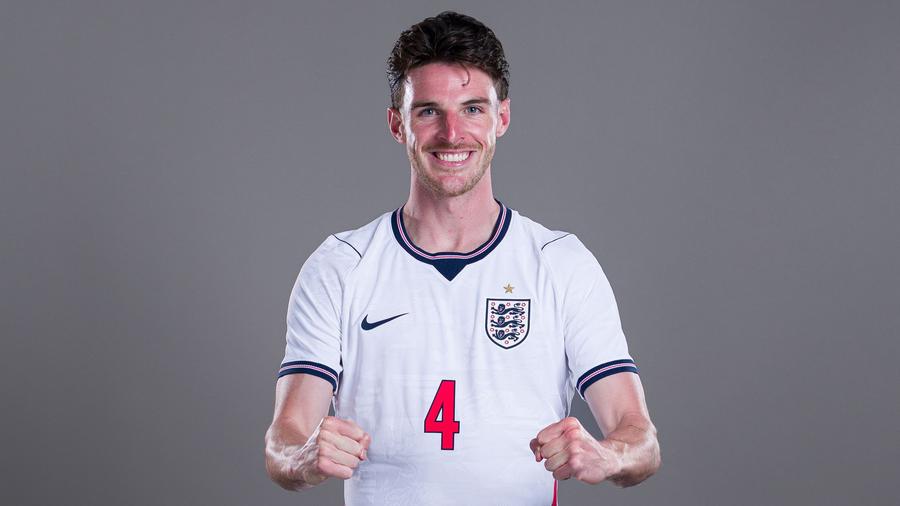 Declan Rice, cu arsuri la ședința foto dinaintea Mondialului // foto: bbc.com Declan Rice, certat de mama lui pentru felul în care a apărut în ședința foto oficială de la Mondial