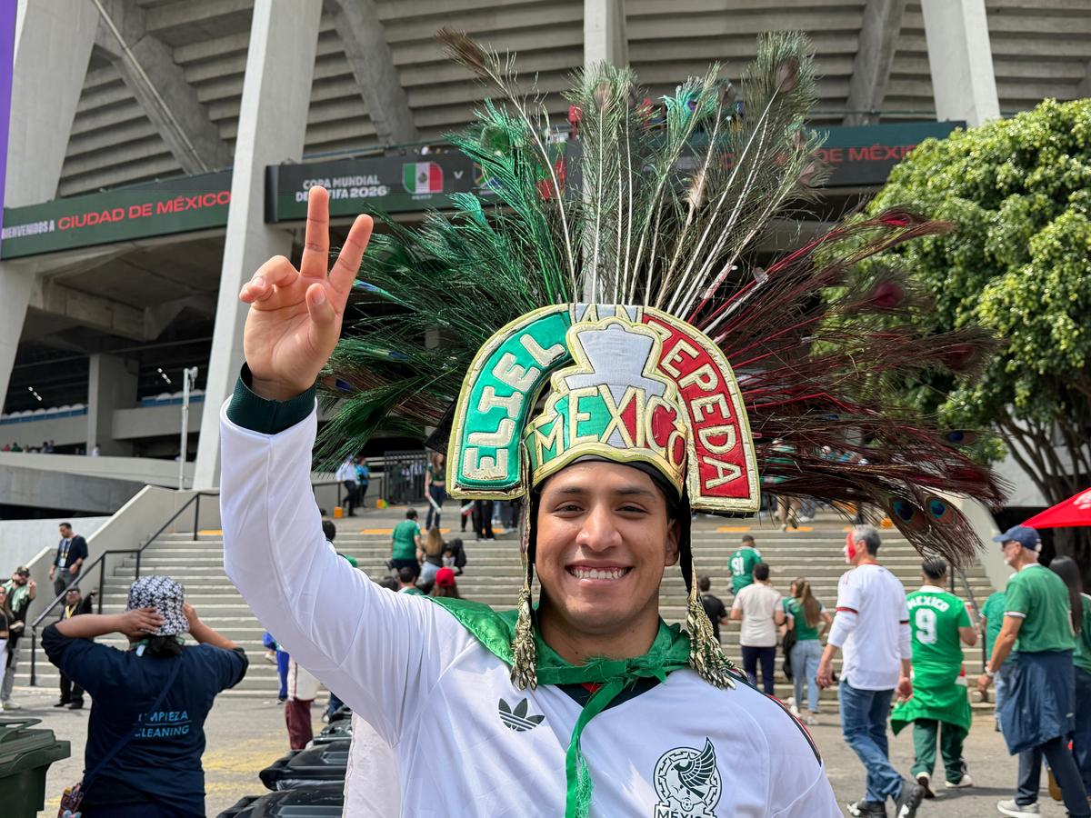 Au transformat Mondialul într-o fiesta mexicană » Spectacol extraordinar în deschidere: 80.000 de oameni la stadion de la 8 dimineața!