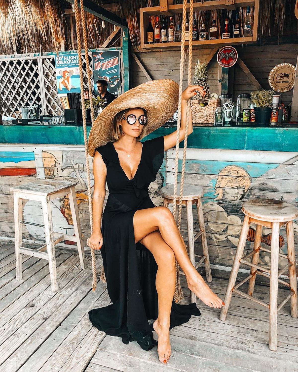 GALERIE FOTO Carmen Negoiță, în costum de baie la munte! Apariție hot a soției fostului finanțator de la Dinamo