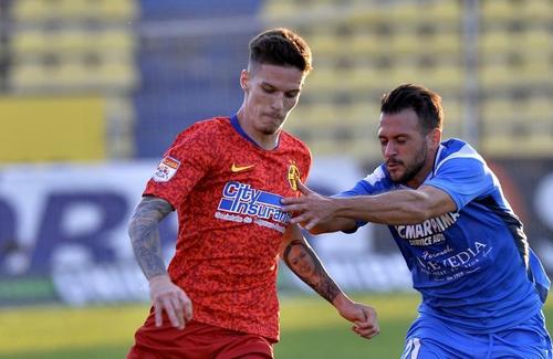 Dennis Man (roșu) ar putea ajunge în Serie A