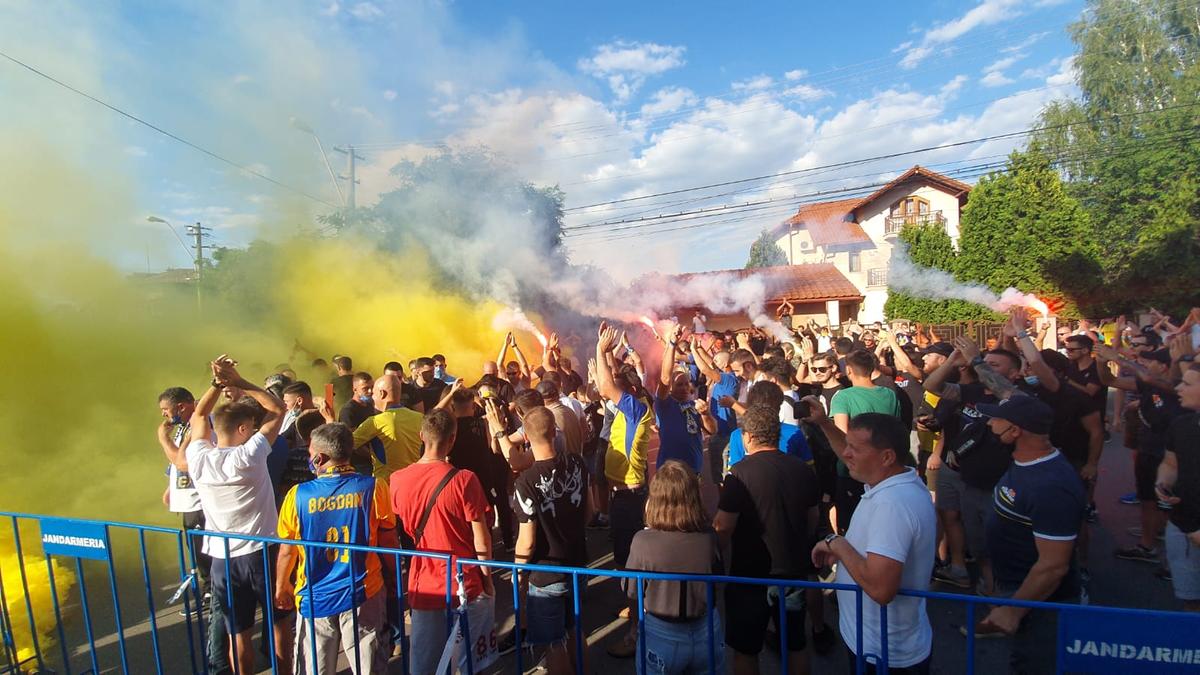 PETROLUL - RAPID. FOTO Atmosferă de derby și pe timp de coronavirus! Spectacol făcut de „lupii galbeni” la arena „Ilie Oană”, însă fără distanțare socială