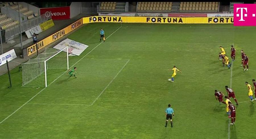 Fază de antologia fotbalului în Petrolul - Rapid: același penalty ratat DE TREI ORI + portarul a fost eliminat