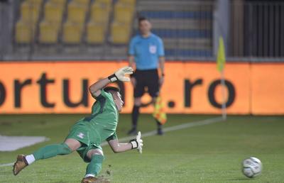 Fază de antologia fotbalului în Petrolul - Rapid: același penalty ratat DE TREI ORI + portarul a fost eliminat