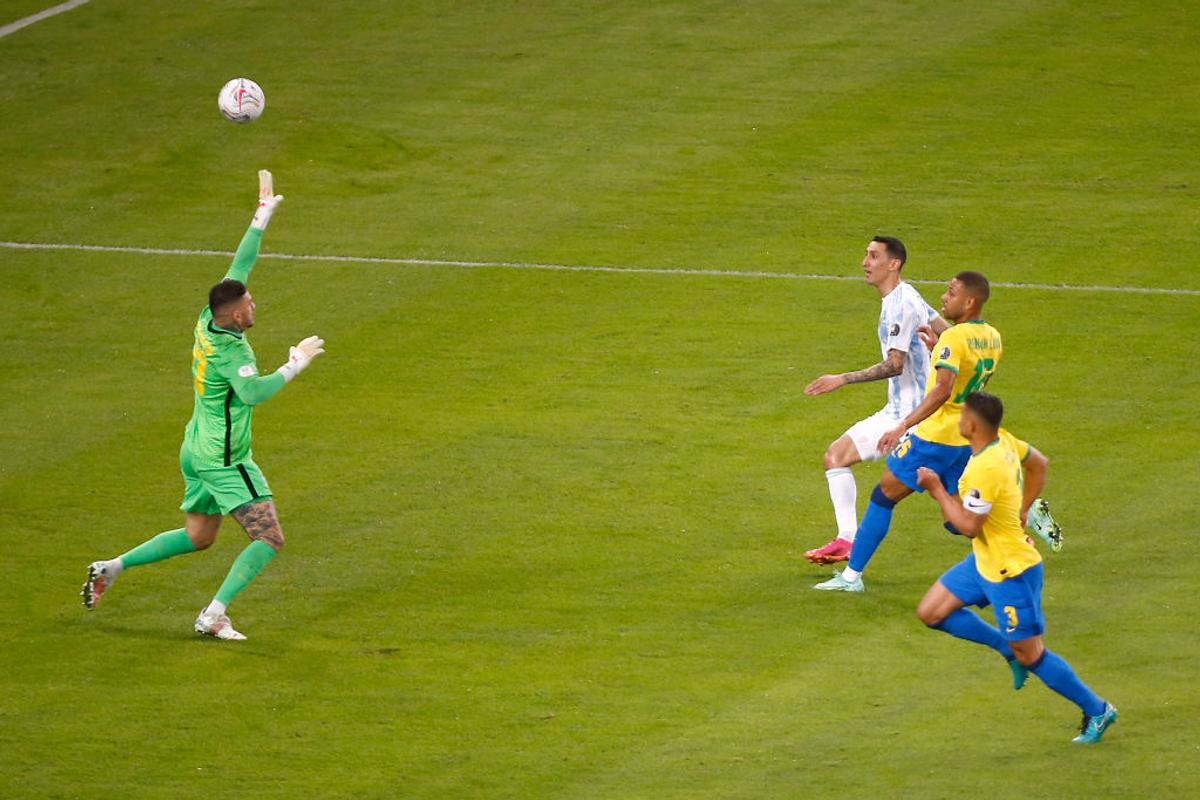 „Am vrut să-l ajutăm pe Messi să câștige trofeul. Acum merg să-mi îmbrățișez fetița” » Povestea emoționantă a lui Emiliano Martinez, eroul Argentinei din semifinale