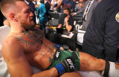 Conor McGregor, scos pe targă din ring! Cum s-a încheiat cel de-al treilea meci cu Dustin Poirier