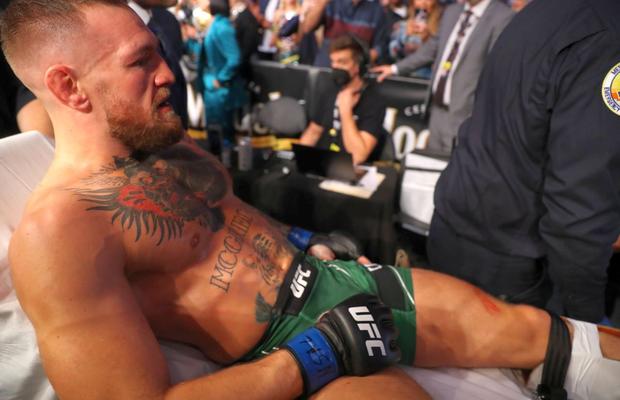 Conor McGregor, scos pe targă din ring! Cum s-a încheiat cel de-al treilea meci cu Dustin Poirier