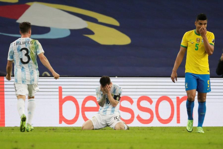 Lionel Messi, copleșit de emoții, la fluierul final din Argentina - Brazilia 1-0 (foto: Imago) Leo spre cer
