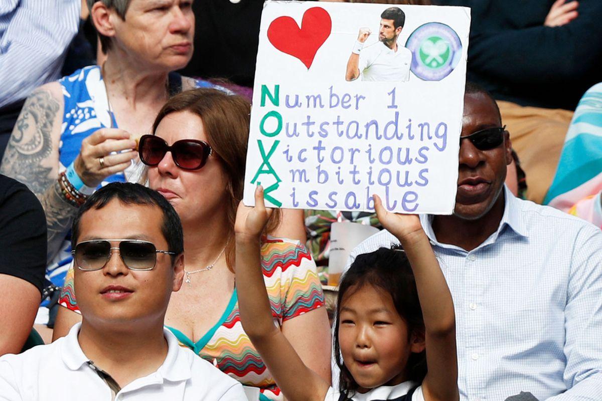 „Sărutabilul” Novak Djokovic, susținut cu inventivitate la finala Wimbledon » Mesajul care a cucerit Arena Centrală