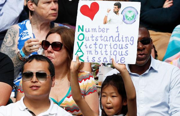 „Sărutabilul” Novak Djokovic, susținut cu inventivitate la finala Wimbledon » Mesajul care a cucerit Arena Centrală