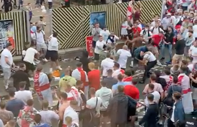Haos la finala Euro! Lupte între stewarzi și suporteri » Au vrut să INVADEZE Wembley-ul!