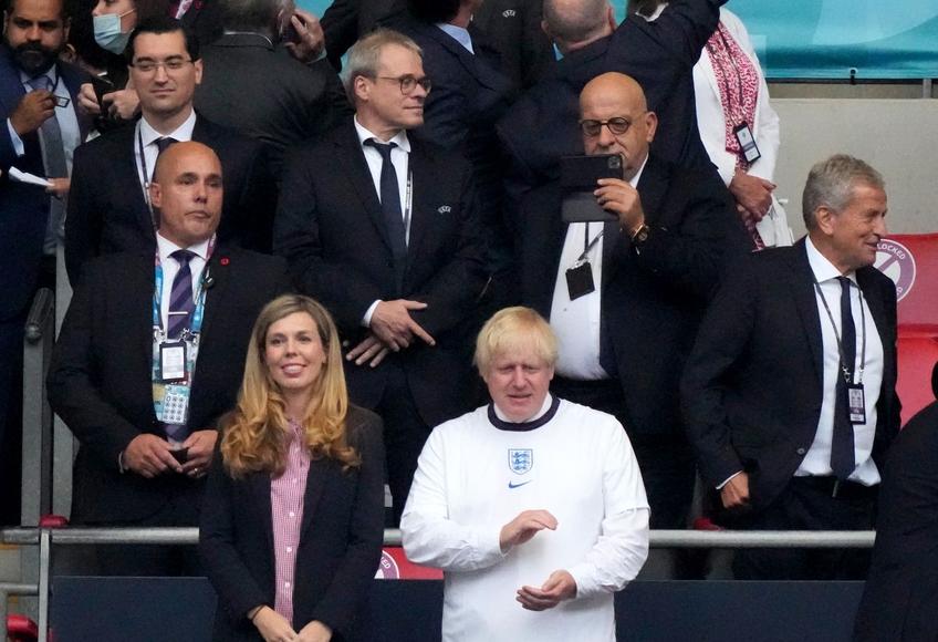 EURO 2020. Boris Johnson, premierul Marii Britanii, a renunțat la ținuta clasică pentru finala Italia - Anglia.