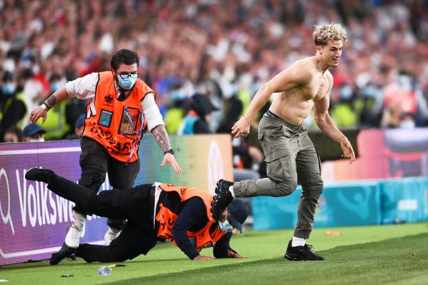 Spre finalul reprizei secunde din Italia - Anglia, finala EURO 2020, un fan a pătruns pe suprafața de joc // foto: Guliver/gettyimages