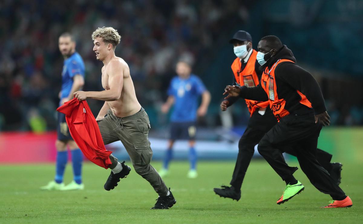 FOTO Pitch invader la Italia - Anglia, finala EURO 2020