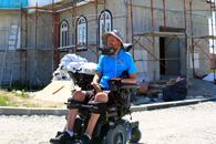 INIMA SPORTULUI: Prietenul lui Hristos, de lângă Strada Prieteniei » La 11 ani de la accidentul care l-a imobilizat, Mihai Neșu e șef de șantier la centrul pe care-l construiește lângă Oradea. Mai are nevoie de 1,8 milioane de euro + Cum îl poți ajuta