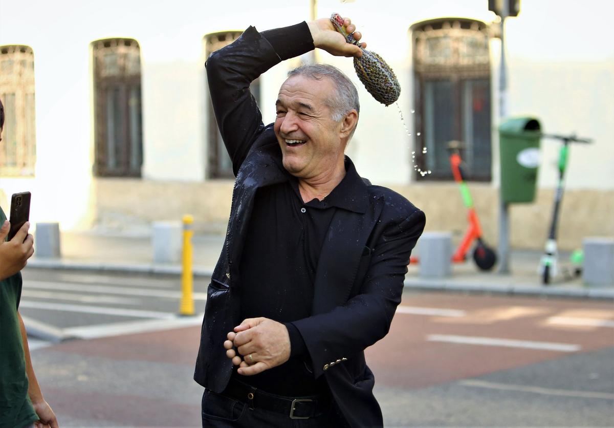 Gigi Becali, pe urmele „Bucharest Pride” » Patronul FCSB a stropit cu agheasmă și a cântat pe Calea Victoriei