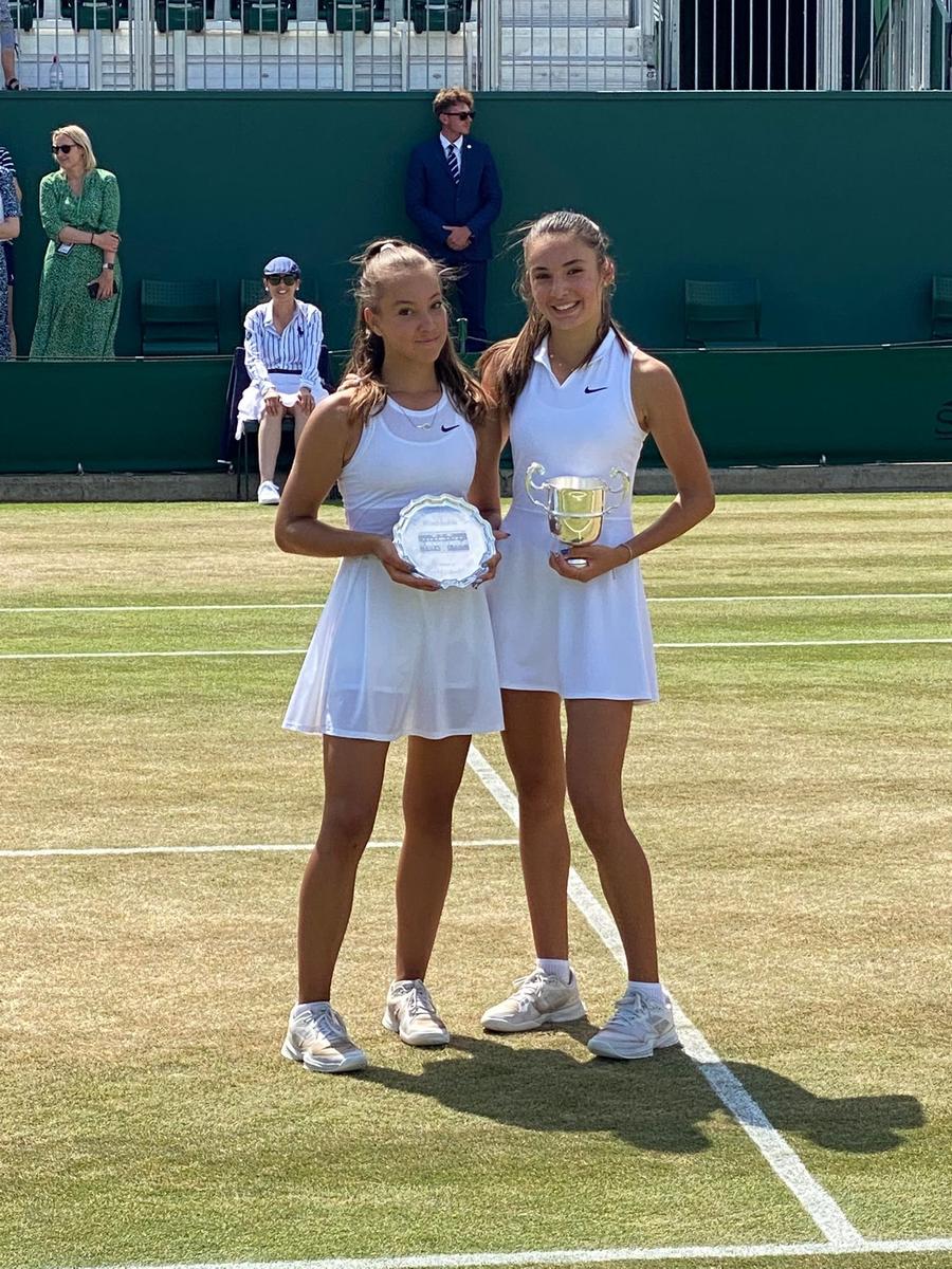 Alexia Tatu, în stânga. Andreea Soare, în dreapta Antrenorul junioarei Alexia Tatu, campioana U14 la Wimbledon: „Nu e un produs al sistemului din România!”