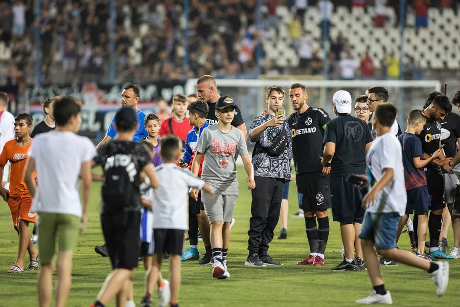 După meci, cei mai mici dintre fanii gălățeni au intrat pe teren pentru a lua autografe și a face selfie-uri cu jucătorii roș-albaștrilor FOTO Sorin Pană/Sportul Ilustrat În provincie, FCSB continuă să fie Steaua! Ce performanță a reușit echipa roș-albastră