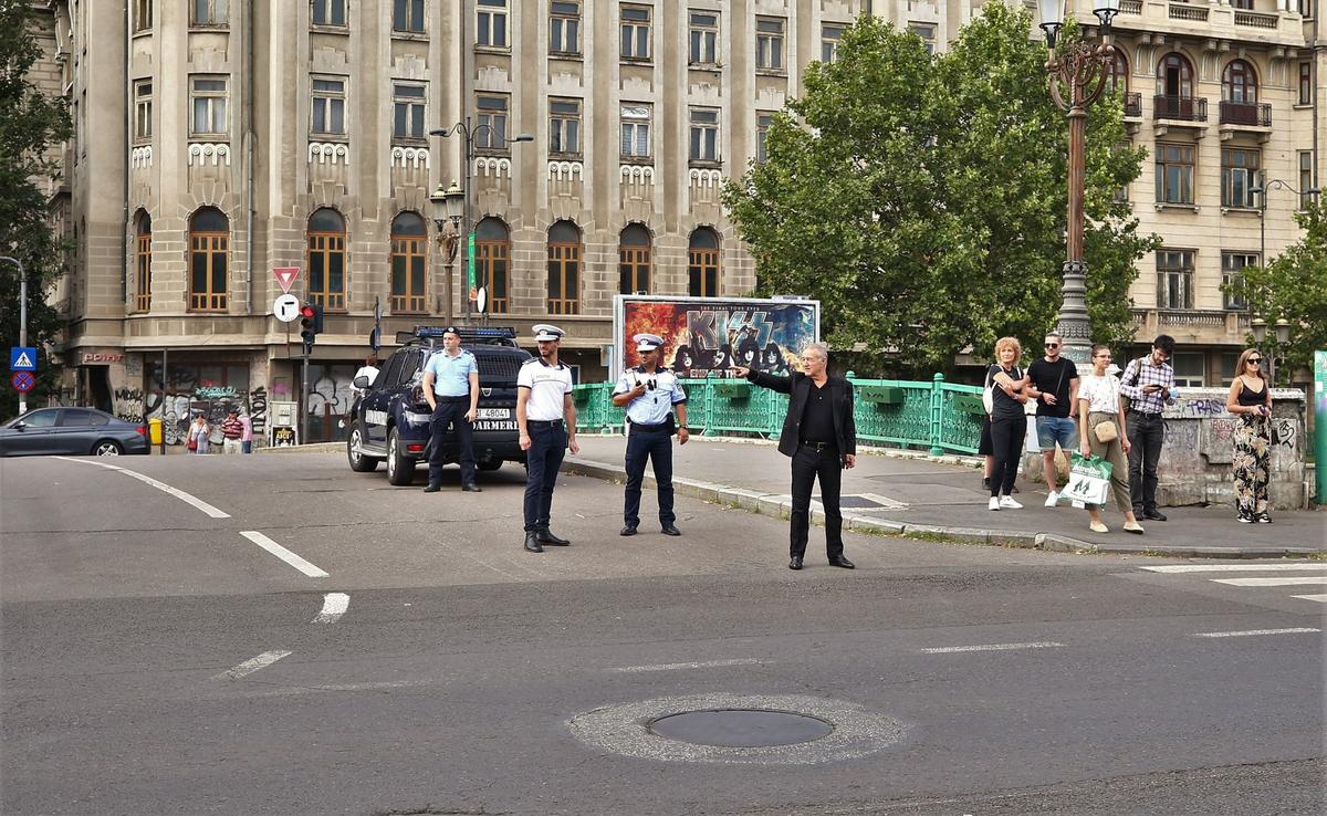 Gigi Becali, pe urmele „Bucharest Pride” » Patronul FCSB a stropit cu agheasmă și a cântat pe Calea Victoriei