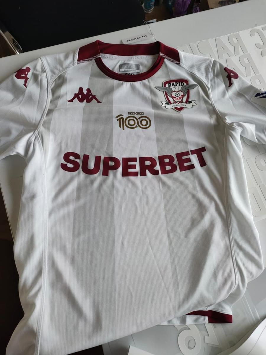 Tricoul de deplasare al Rapidului / FOTO: Facebook @validinca47 Echipamentele celor de la Rapid și FCSB, „scăpate” pe internet înaintea prezentării oficiale: „Încercam de 5 luni să o ascundem”