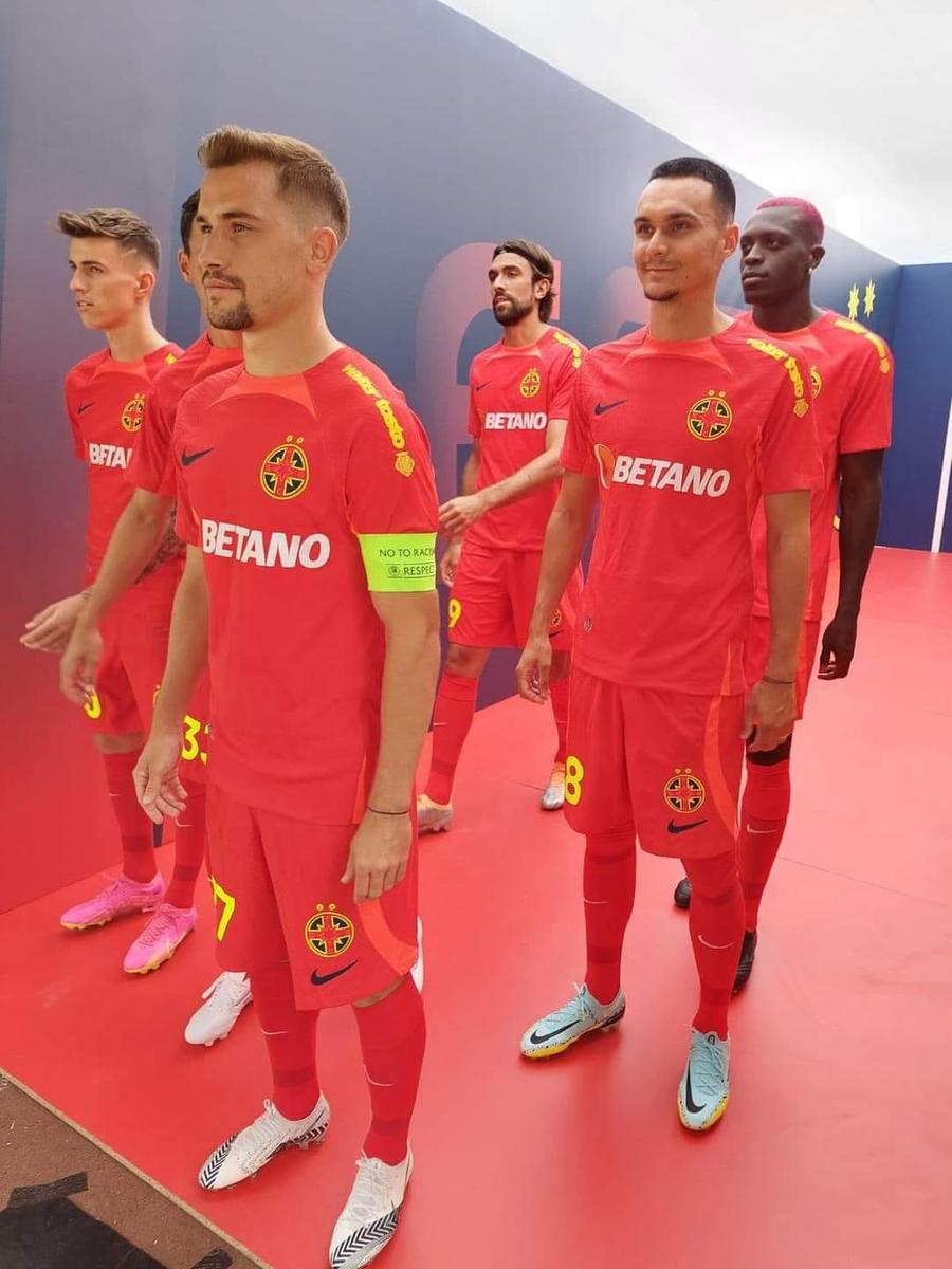 FOTO: Facebook @validinca47 Echipamentele celor de la Rapid și FCSB, „scăpate” pe internet înaintea prezentării oficiale: „Încercam de 5 luni să o ascundem”