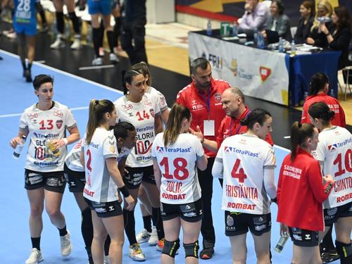 Handbalistele de la Gloria Bistrița la time-out Foto sportpictures