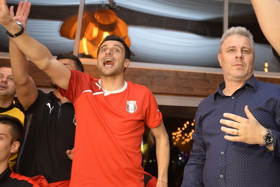 Daniel Niculae și Marius Șumudică, la petrecerea de titlu a Astrei din 2016 / foto: Arhivă GSP „Clovnul a evadat! Opriți clovnul!” » Daniel Niculae, ripostă explozivă la miezul nopții, după ce Șumudică l-a acuzat că era „cu carafele de vin pe masă”