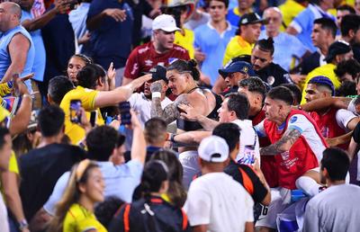 Scene șocante la semifinala Copa America! Darwin Nunez s-a luat la bătaie cu fanii Columbiei » Mama unui fotbalist a leșinat: „Familiile noastre erau în pericol, iar poliția nu a intervenit”