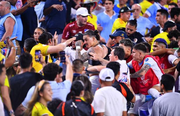 Scene șocante la semifinala Copa America! Darwin Nunez s-a luat la bătaie cu fanii Columbiei » Mama unui fotbalist a leșinat: „Familiile noastre erau în pericol, iar poliția nu a intervenit”